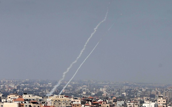 اطلاق الصواريخ خلال المناورة العسكرية التابعة لحركة الجهاد الاسلامي، في مدينة غزة.jpg