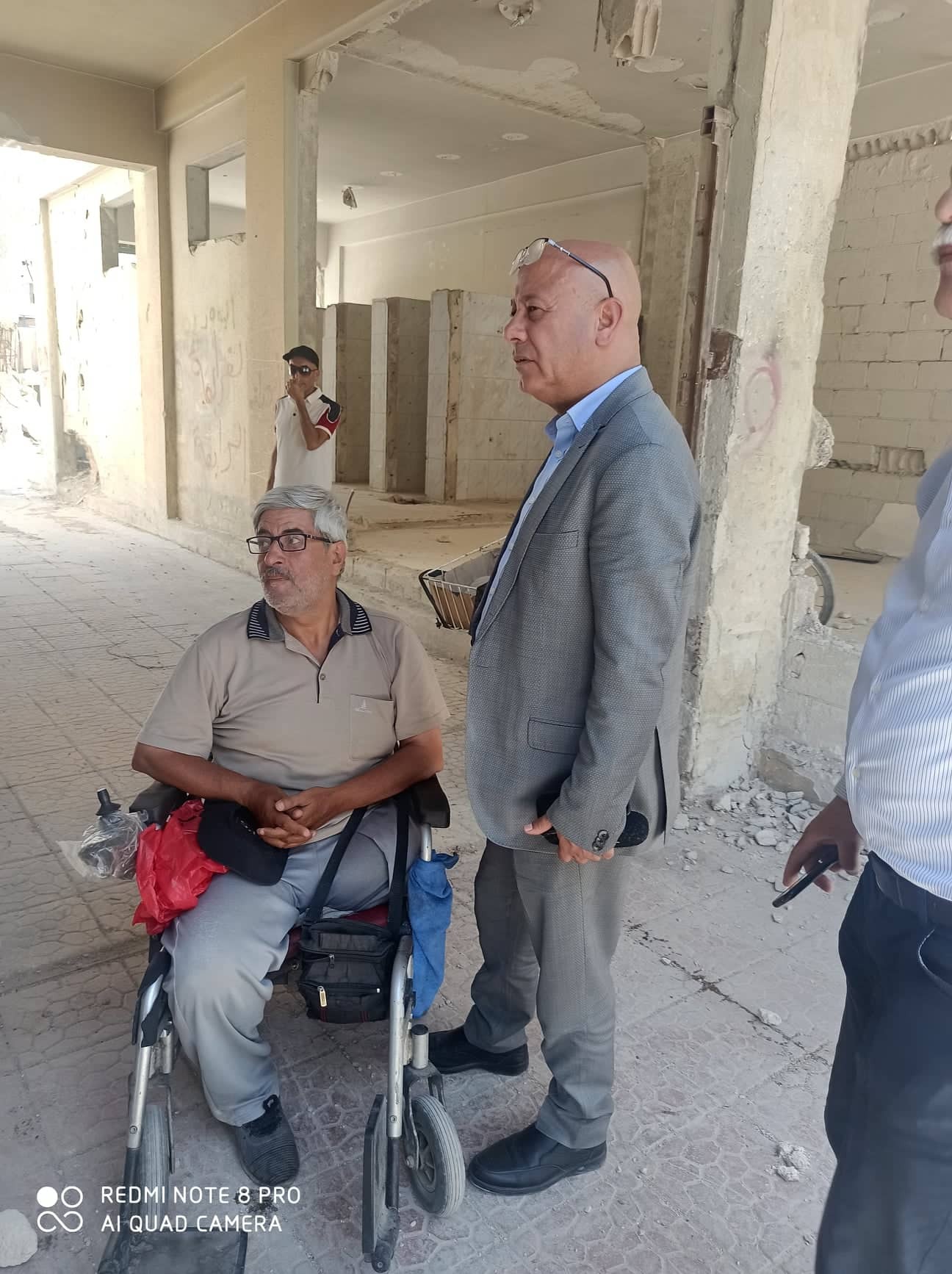 ابو هولي يتفقد مخيم اليرموك برفقة وفد من اللجنة الاستشارية للأونروا ويلتقون باللاجئين العائدين الى المخيم  1.jpg