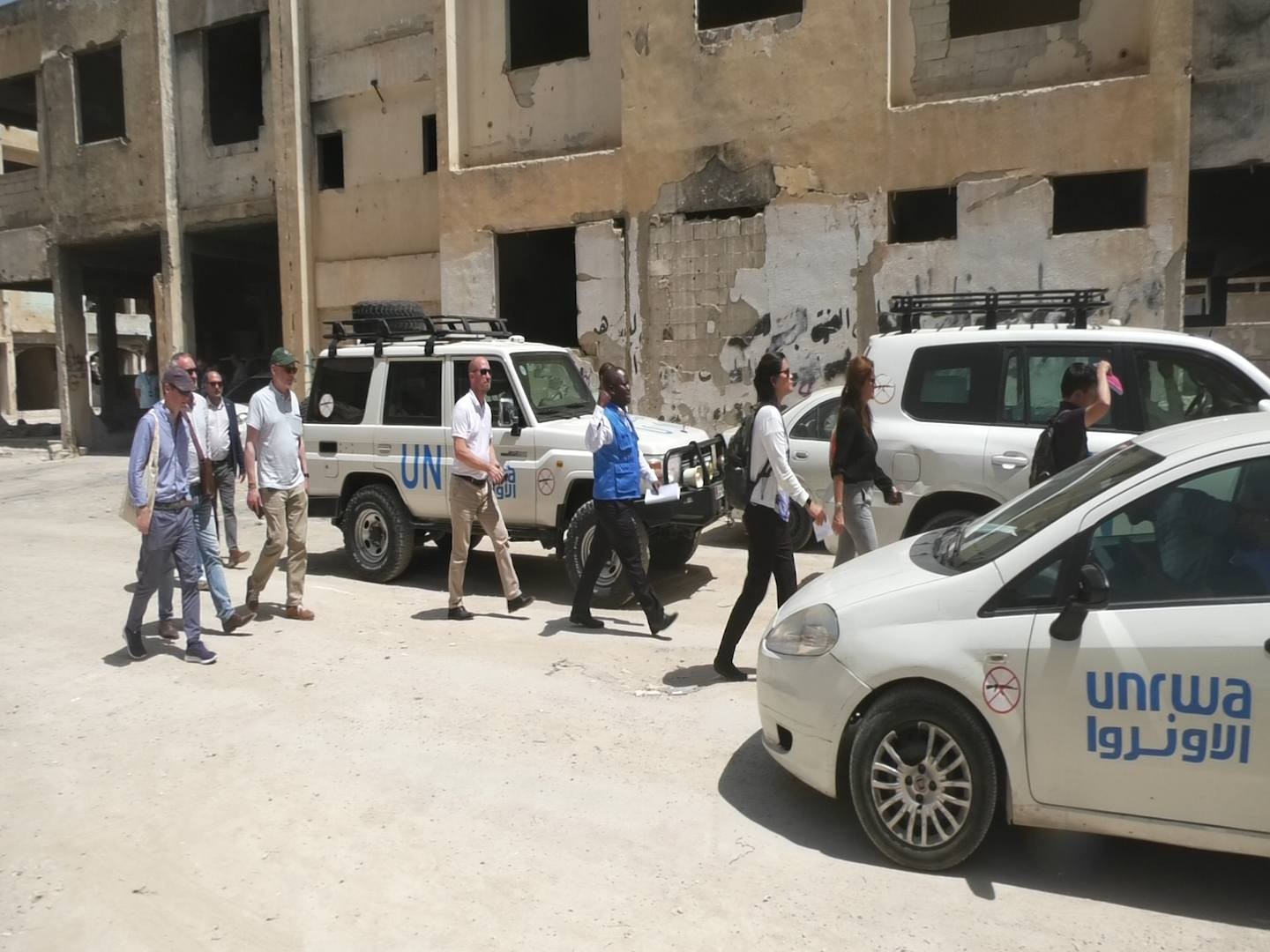 ابو هولي يتفقد مخيم اليرموك برفقة وفد من اللجنة الاستشارية للأونروا ويلتقون باللاجئين العائدين الى المخيم  2.jpg