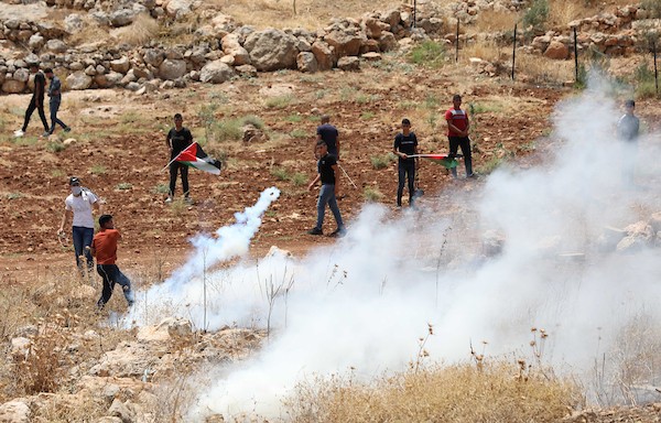 مواجهات عقب المسيرة الأسبوعية ضد الاستيطان بين المتظاهرين الفلسطينيين وقوات الاحتلال الإسرائيلي في قرية بيت دجن.jpg