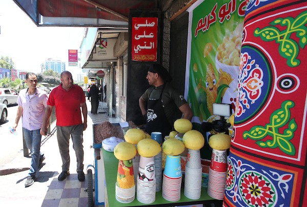 صلاح الخولي يتفنن في ابتكار طرق جديدة لبيع الذرة داخل كشك صغير وسط مدينة غزة 2 3.jpg