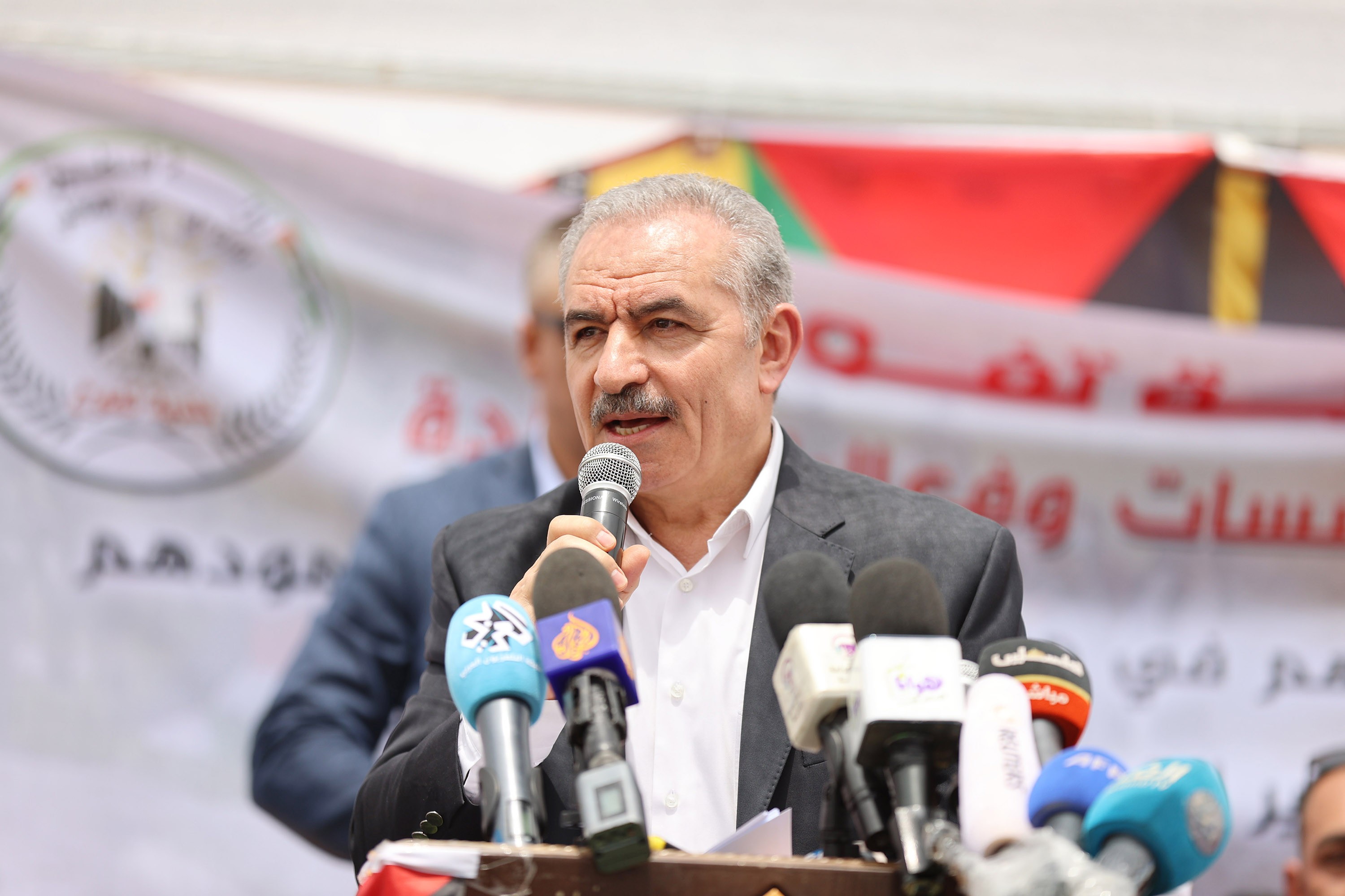 رئيس الوزراء محمد اشتية، خلال افتتاحه مؤتمر الصمود والتحدي الذي اقيم برعاية الرئيس محمود عباس، في خربة المجاز بمسافر يطا جنوب الخليل