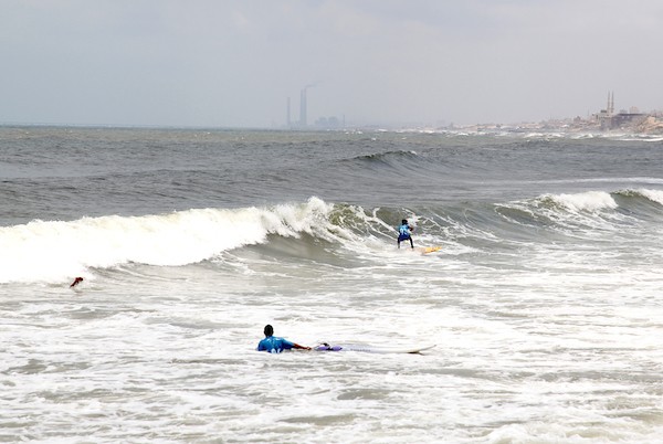 راكبو الأمواج يشاركون في نشاط ركوب الأمواج على شاطئ البحر الأبيض المتوسط ، في مدينة غزة 20.jpg