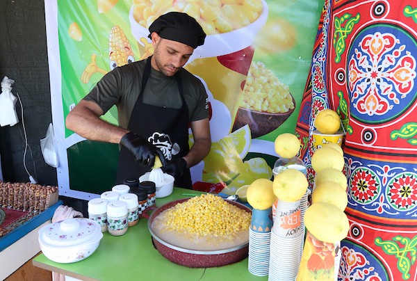 صلاح الخولي يتفنن في ابتكار طرق جديدة لبيع الذرة داخل كشك صغير وسط مدينة غزة 2 6.jpg