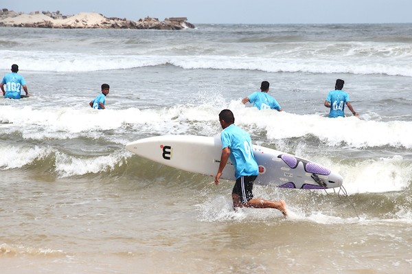 راكبو الأمواج يشاركون في نشاط ركوب الأمواج على شاطئ البحر الأبيض المتوسط ، في مدينة غزة 11.jpg