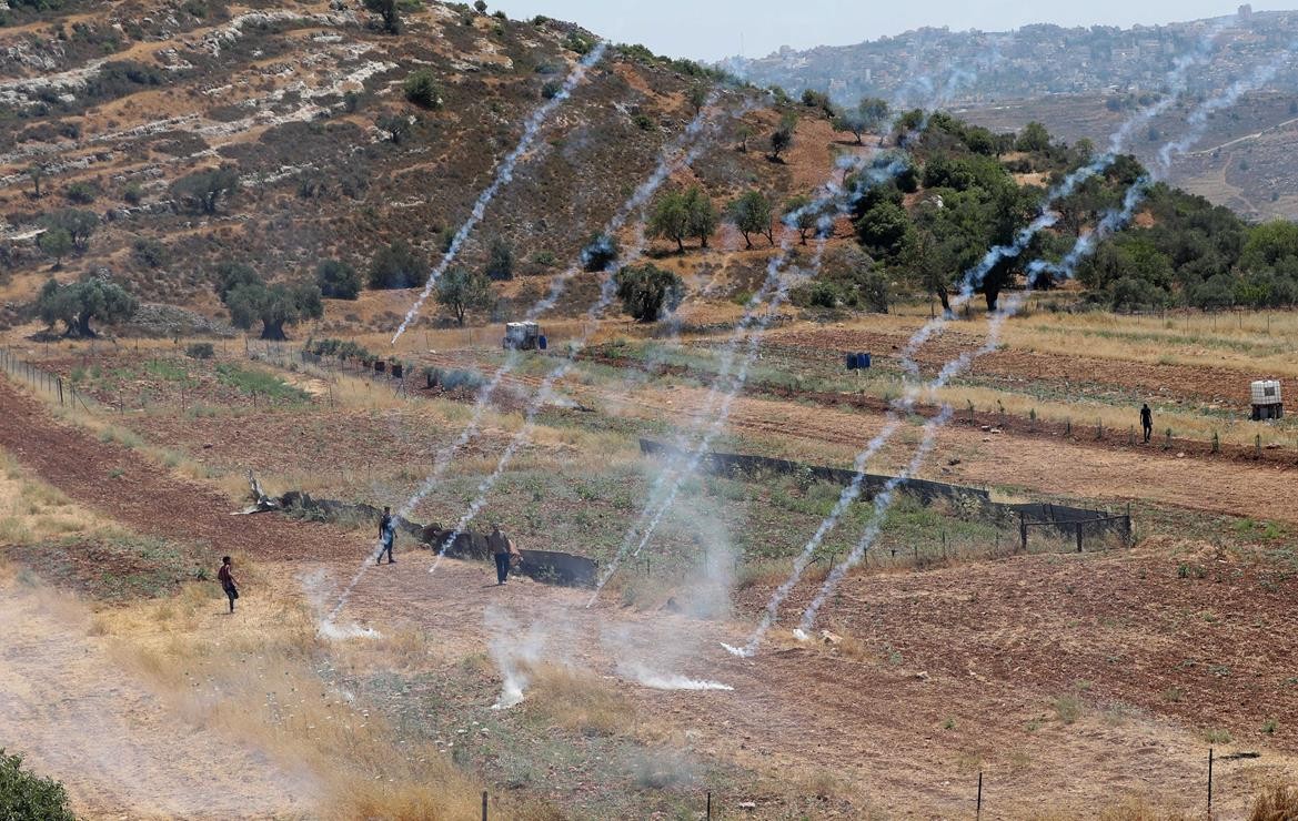 مواجهات بين الشبان وجنود الاحتلال خلال مسيرة ضد التوسع الاستيطاني في قرية قريوت 7.jpg