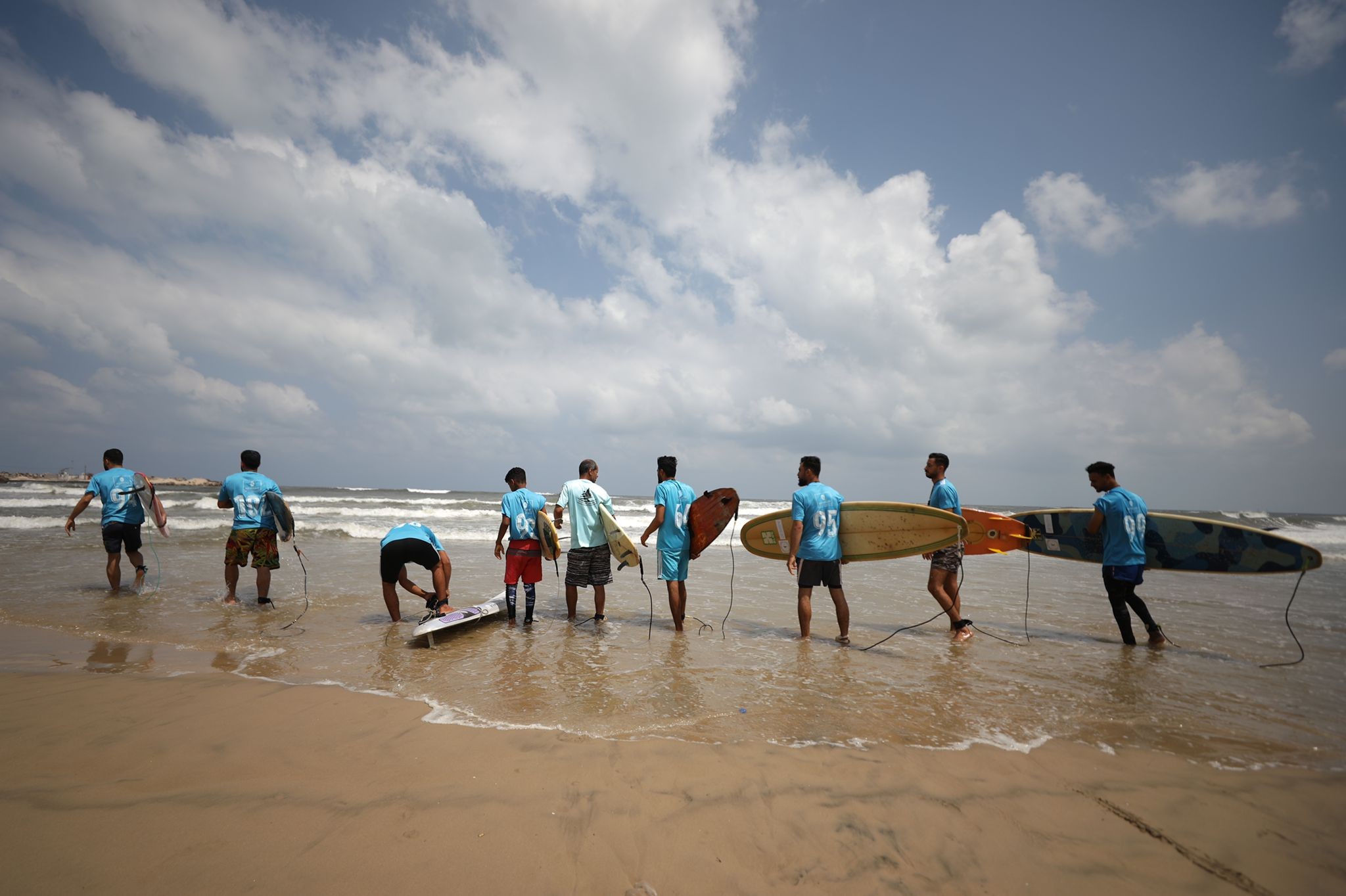 الاتحاد الفلسطيني للشراع والتجديف ينظم فعالية ركوب الأمواج على شاطئ بحر غزة برعاية بنك فلسطين 3.jpg