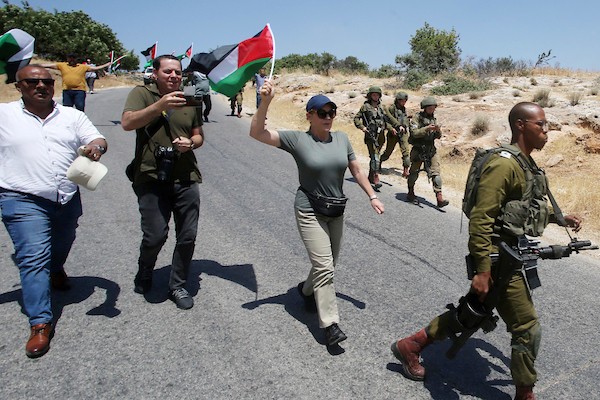مواجهات بين جنود إسرائيليون متظاهرون فلسطينيون خلال مظاهرة ضد المستوطنات الإسرائيلية في الأغوار الشمالية قرب طوباس في الضفة الغربية 16.jpg