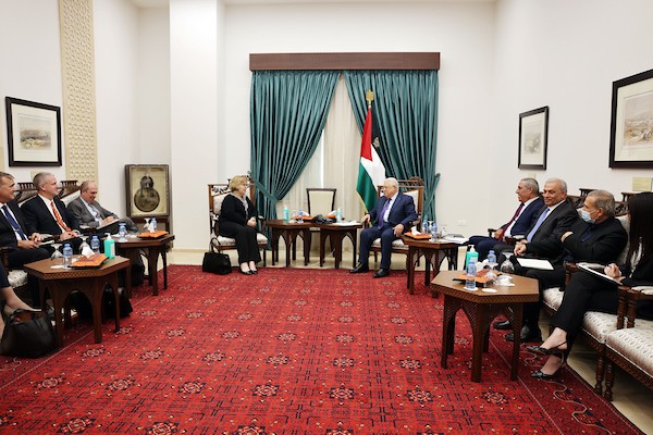 الرئيس الفلسطيني، محمود عباس يجتمع مع مساعدة وزير الخارجية الأميركي باربرا ليف في رام الله.jpg