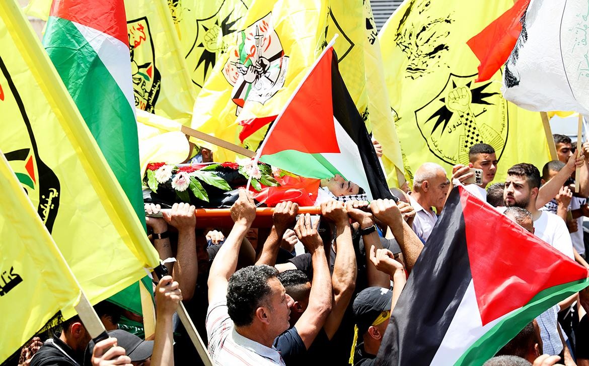 تشييع جثمان الشهيد عودة صدقة (17 عاما) في بلدة نعلين قبيل نقله لمسقط رأسه في قرية المدية 1.jpg