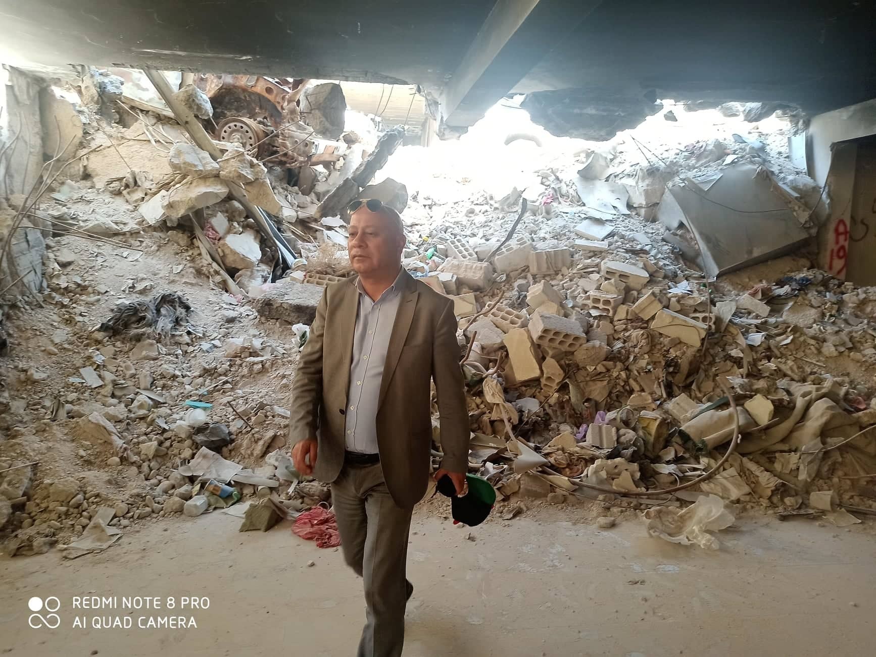 ابو هولي يتفقد مخيم اليرموك برفقة وفد من اللجنة الاستشارية للأونروا ويلتقون باللاجئين العائدين الى المخيم.jpg