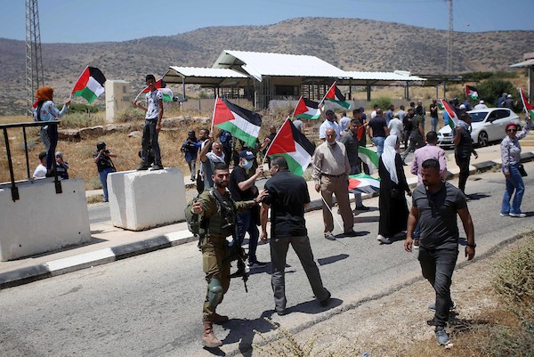 مواجهات بين جنود إسرائيليون متظاهرون فلسطينيون خلال مظاهرة ضد المستوطنات الإسرائيلية في الأغوار الشمالية قرب طوباس في الضفة الغربية 9.jpg