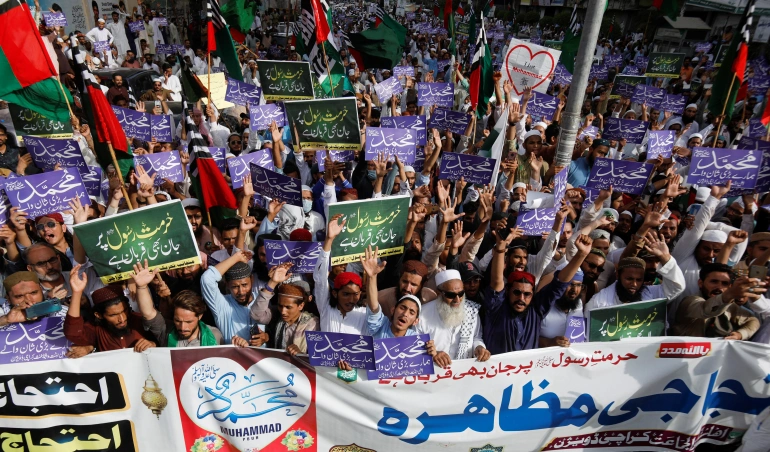 المتظاهرون في كراتشي يعبرون عن نصرتهم للرسول الكريم (رويترز).webp