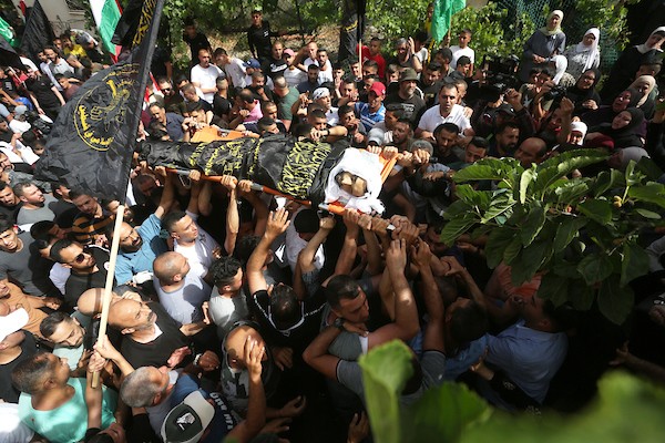 فلسطينيون يشيعون جثمان الشهيد سميح عمارنة، متأثرا بجراحه التي أصيب بها قبل أيام في بلدة يعبد جنوب غرب جنين.jpg