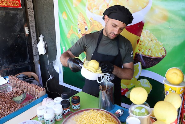 صلاح الخولي يتفنن في ابتكار طرق جديدة لبيع الذرة داخل كشك صغير وسط مدينة غزة 2.jpg