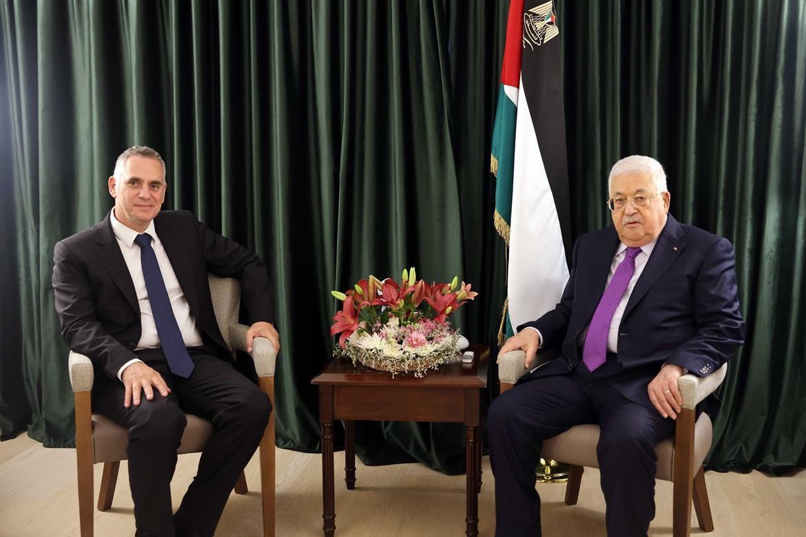 الرئيس محمود عباس، يستقبل رئيس حزب ديكو نيكولاس بابادوبولوس، في مقر إقامته بالعاصمة القبرصية نيقوسيا.jpg