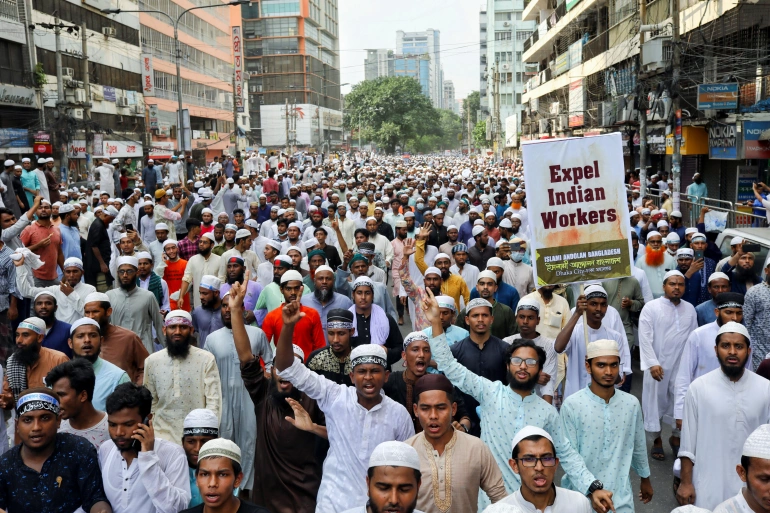 مظاهرة حاشدة في العاصمة البنغالية دكا اليوم الجمعة (رويترز).webp