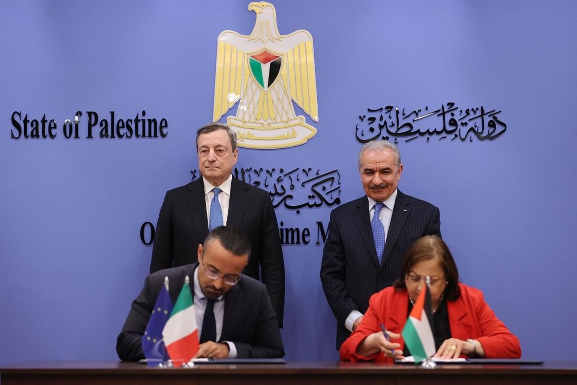 رئيس الوزراء الفلسطيني محمد اشتية يلتقي مع نظيره الإيطالي ماريو دراغي في رام الله 4.jpg