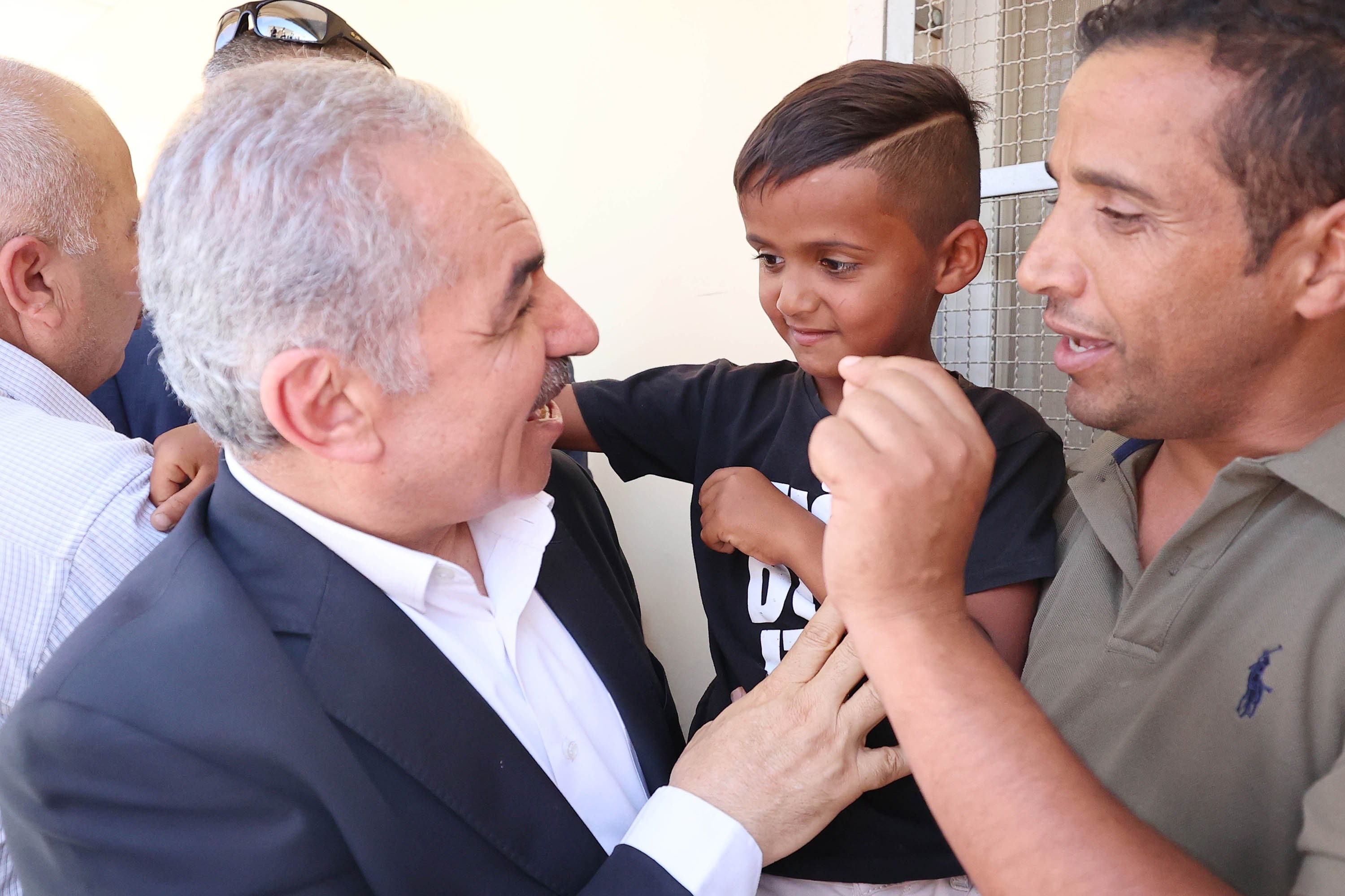 رئيس الوزراء محمد اشتية، خلال افتتاحه مؤتمر الصمود والتحدي الذي اقيم برعاية الرئيس محمود عباس، في خربة المجاز بمسافر يطا جنوب الخليل