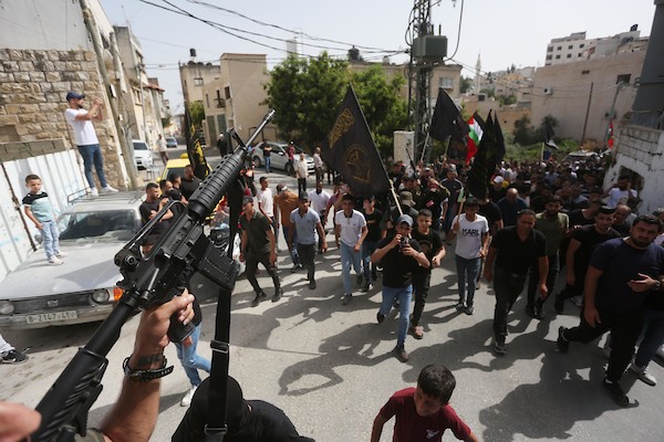 فلسطينيون يشيعون جثمان الشهيد سميح عمارنة، متأثرا بجراحه التي أصيب بها قبل أيام في بلدة يعبد جنوب غرب جنين 3.jpg