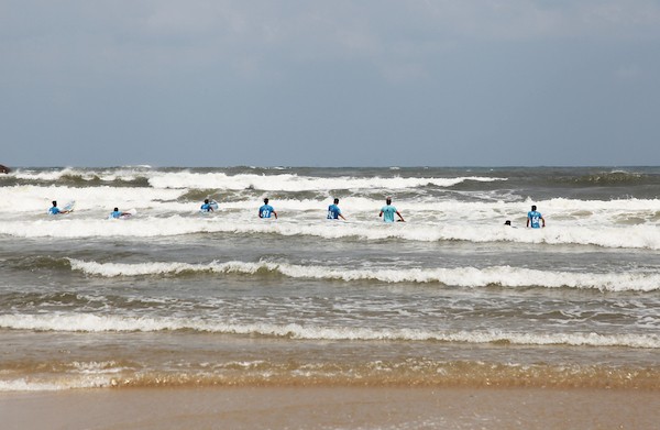 راكبو الأمواج يشاركون في نشاط ركوب الأمواج على شاطئ البحر الأبيض المتوسط ، في مدينة غزة 10.jpg