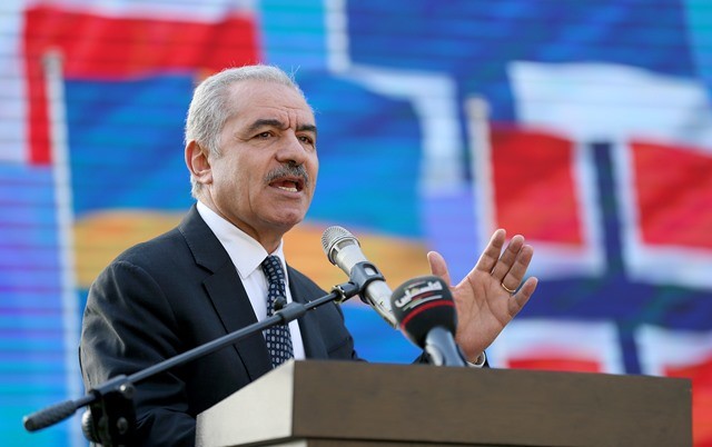 اشتية  خلال كلمته في الاحتفال بيوم دول شمال أوروبا .. تصوير.. احمد العطاري.jpg