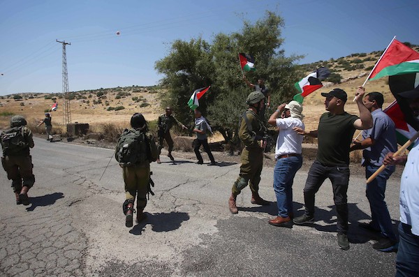 مواجهات بين جنود إسرائيليون متظاهرون فلسطينيون خلال مظاهرة ضد المستوطنات الإسرائيلية في الأغوار الشمالية قرب طوباس في الضفة الغربية 5.jpg