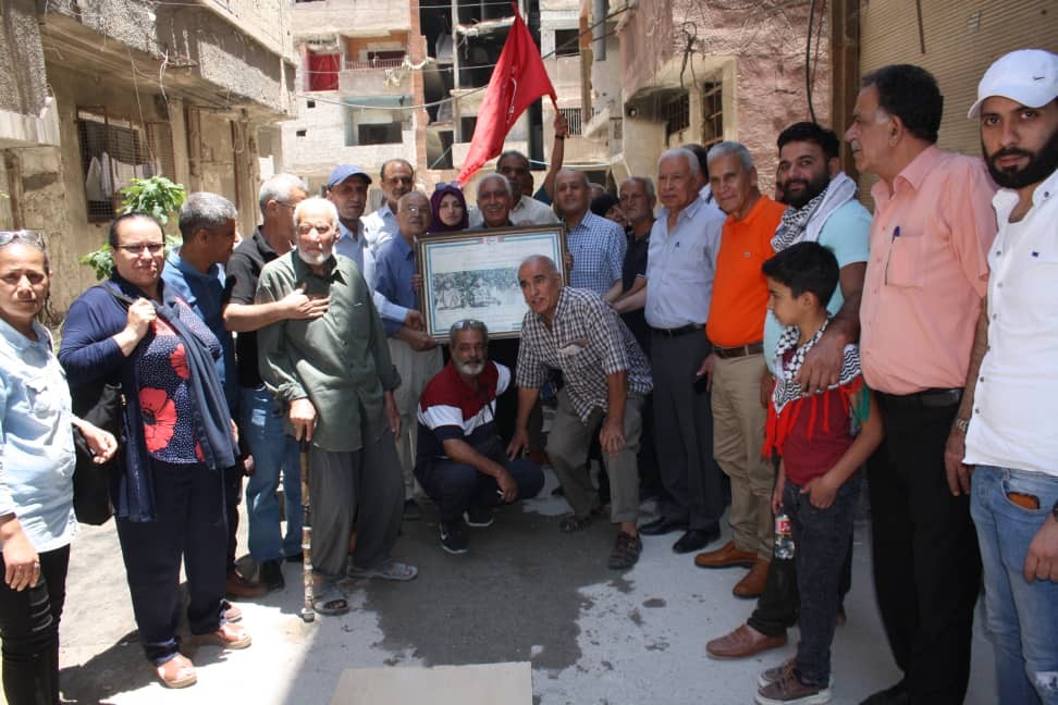 وفد قيادي من الشعبية يتقدمه نائب الأمين العام يزور مخيم اليرموك  98.jpg