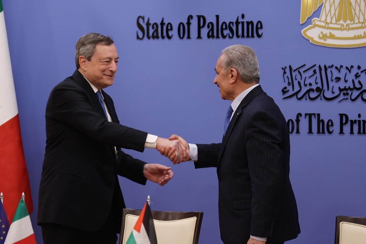 رئيس الوزراء الفلسطيني محمد اشتية يلتقي مع نظيره الإيطالي ماريو دراغي في رام الله 1.jpg