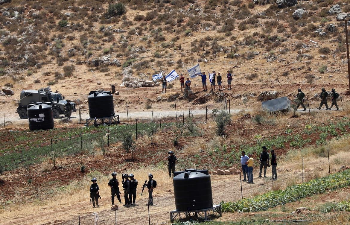 مواجهات بين الشبان وجنود الاحتلال خلال مسيرة ضد التوسع الاستيطاني في قرية قريوت 1.jpg