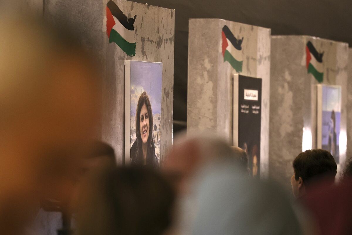 فلسطينيون يحضرون حفل تأبين لشيرين أبو عاقلة بمناسبة مرور 40 يوم على استشهادها في مدينة رام الله 6.jpg