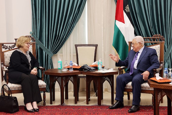 الرئيس الفلسطيني، محمود عباس يجتمع مع مساعدة وزير الخارجية الأميركي باربرا ليف في رام الله 2.jpg
