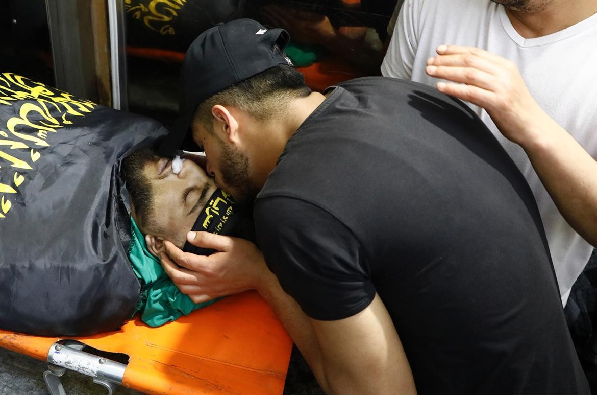 مواطنون يلقون نظرة الوداع على الشهيد محمد مرعي الذي استشهد برصاص الاحتلال في مدينة جنين.jpg