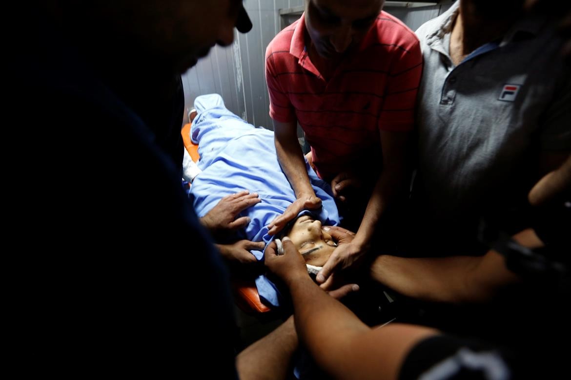 وداع الشهيد عودة محمد صدقة (17 عاما) في مجمع فلسطين الطبي بمدينة رام الله.jpg