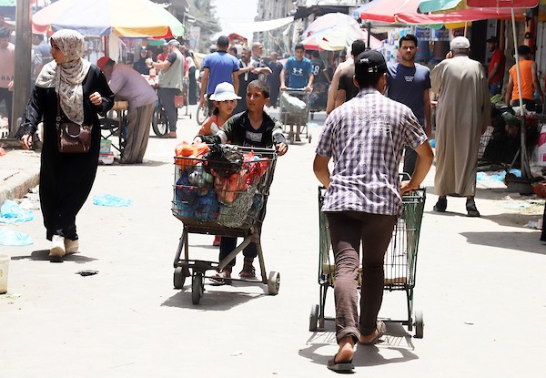4الطفل الكحلوت ينادي البقدونس والروكا لبيعها بمدينة غزة.jpg