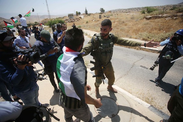 مواجهات بين جنود إسرائيليون متظاهرون فلسطينيون خلال مظاهرة ضد المستوطنات الإسرائيلية في الأغوار الشمالية قرب طوباس في الضفة الغربية 11.jpg
