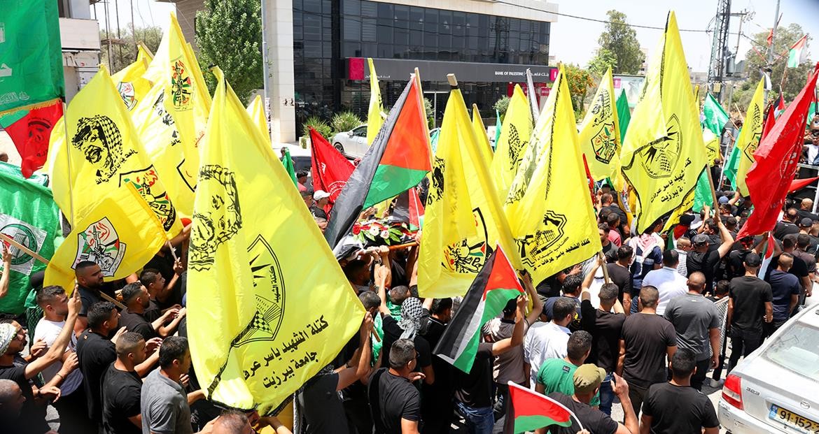 تشييع جثمان الشهيد عودة صدقة (17 عاما) في بلدة نعلين قبيل نقله لمسقط رأسه في قرية المدية 9.jpg