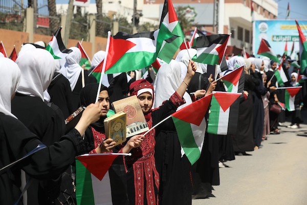 فلسطينيات يشاركن في مسير الأعلام الفلسطينية خلال انطلاق مخيمات مواكب سيف القدس القرآنية في مدينة غزة 5.jpg