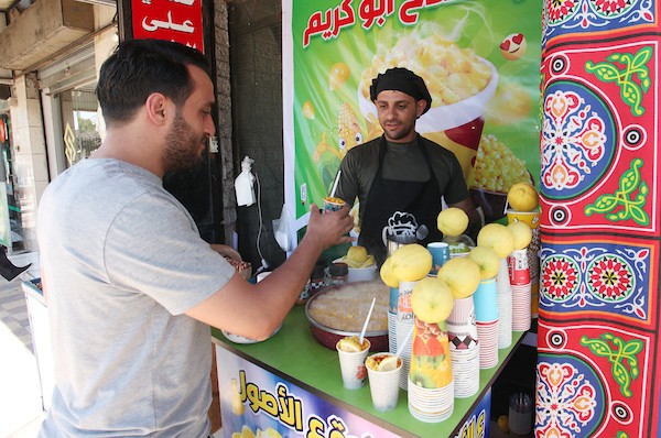صلاح الخولي يتفنن في ابتكار طرق جديدة لبيع الذرة داخل كشك صغير وسط مدينة غزة 2 5.jpg