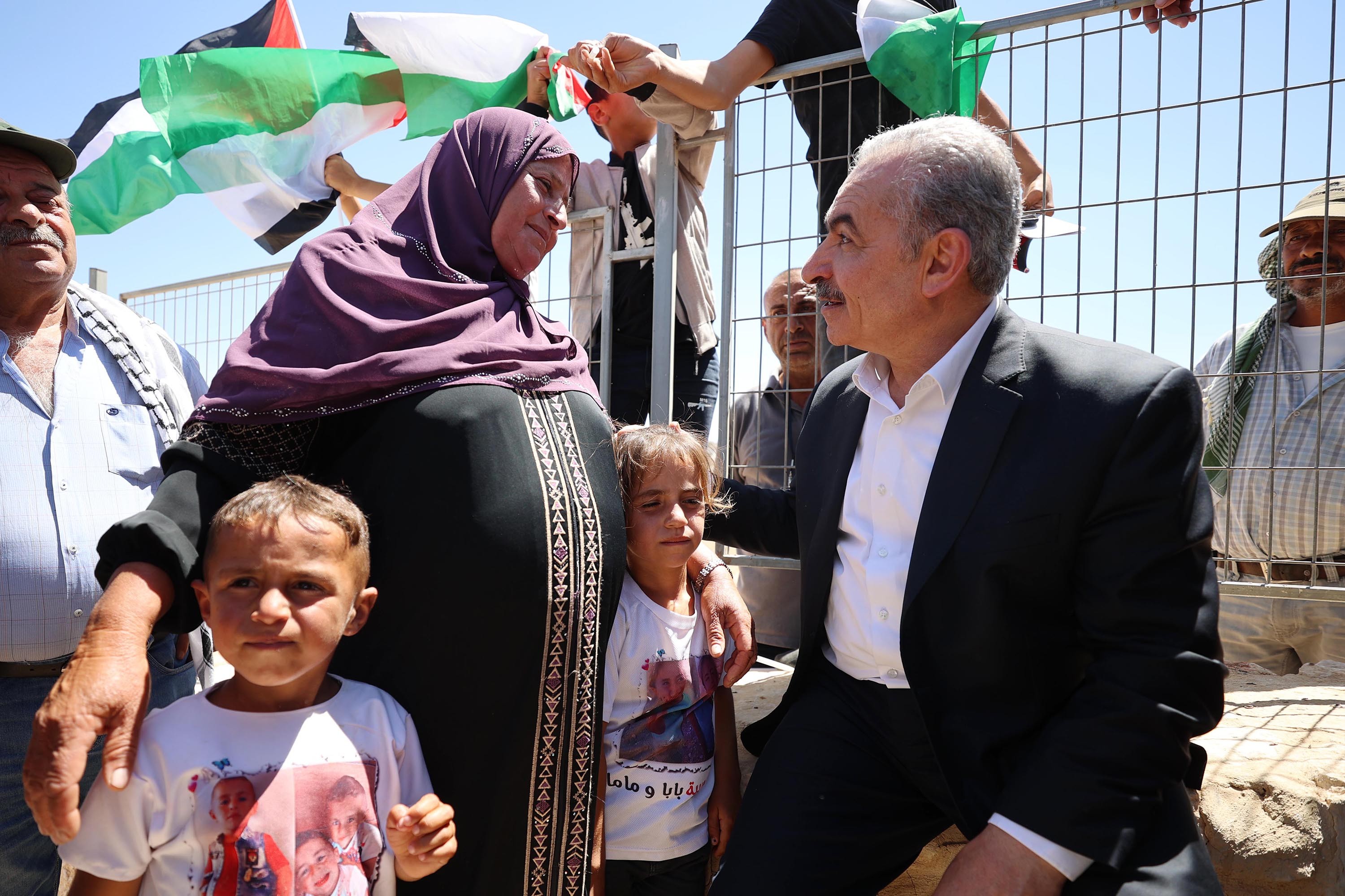 رئيس الوزراء محمد اشتية، خلال افتتاحه مؤتمر الصمود والتحدي الذي اقيم برعاية الرئيس محمود عباس، في خربة المجاز بمسافر يطا جنوب الخليل