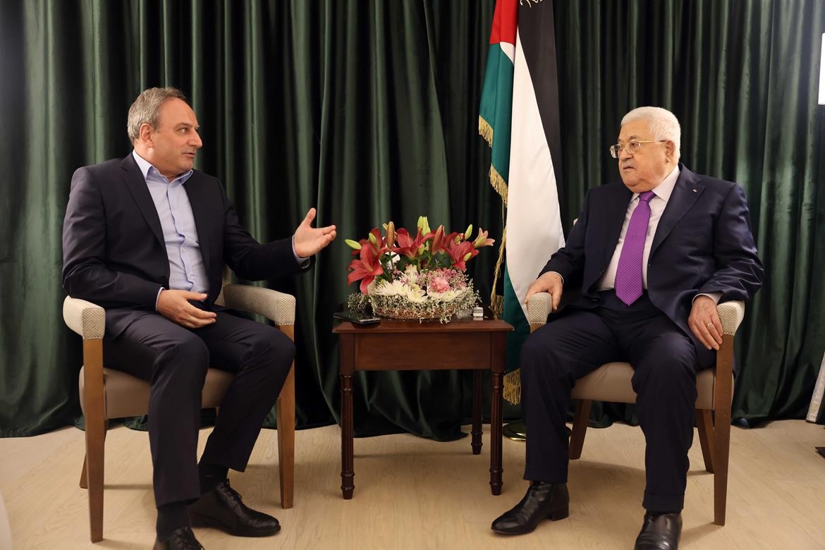 الرئيس محمود عباس، يستقبل الأمين العام لحزب أكيل القبرصي ستيفانوس ستيفانو.jpg