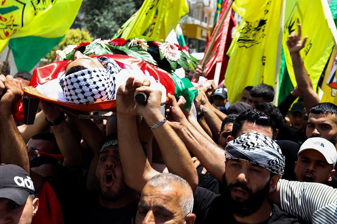 تشييع جثمان الشهيد عودة صدقة (17 عاما) في بلدة نعلين قبيل نقله لمسقط رأسه في قرية المدية.jpg