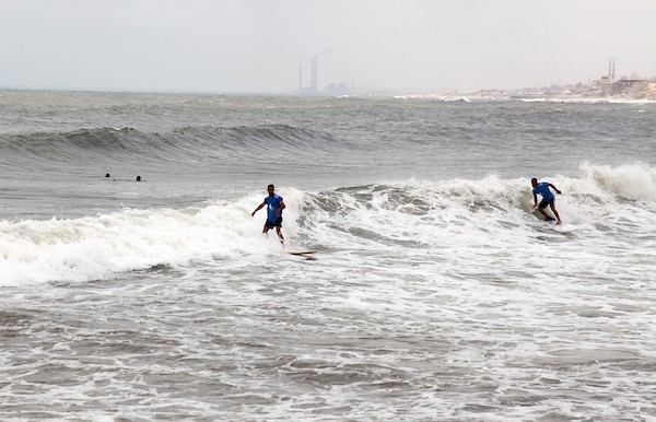 راكبو الأمواج يشاركون في نشاط ركوب الأمواج على شاطئ البحر الأبيض المتوسط ، في مدينة غزة 19.jpg