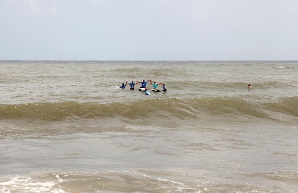 راكبو الأمواج يشاركون في نشاط ركوب الأمواج على شاطئ البحر الأبيض المتوسط ، في مدينة غزة 25.jpg