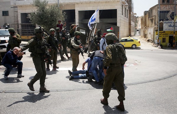 مواجهات بين المتظاهرين الفلسطينيين وقوات الاحتلال الإسرائيلي خلال مسيرة للأعلام الفلسطينية في حوارة جنوب نابلس 5.jpg