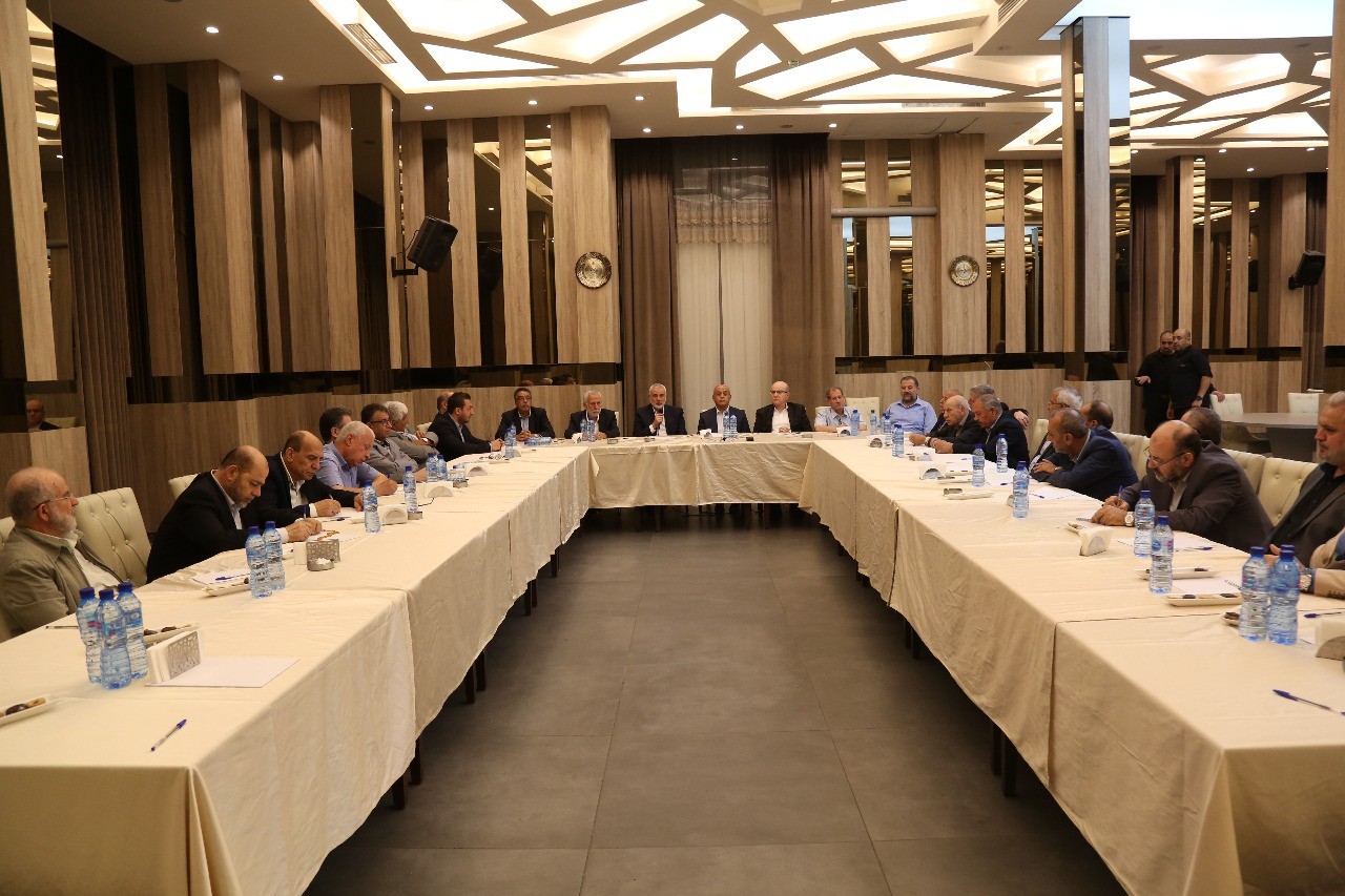 هنية ووفد من قادة الحركة يلتقون الأمناء العامين وقيادات الفصائل في بيروت.jpg