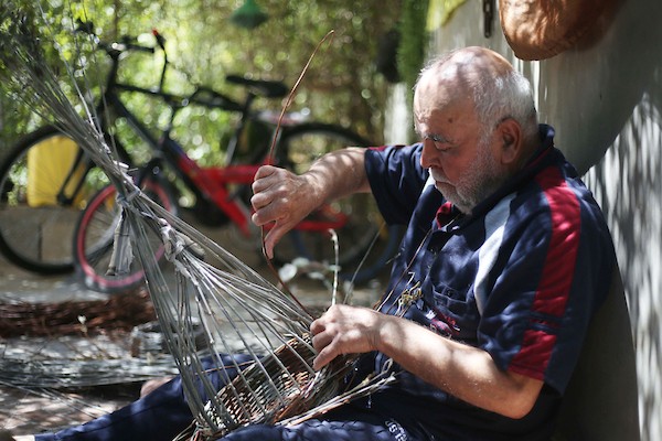 السبعيني زكريا عبود يجتهد في الحفاظ على مهنة صناعة سلال القش من الاندثار داخل منزله في سلفيت.jpg