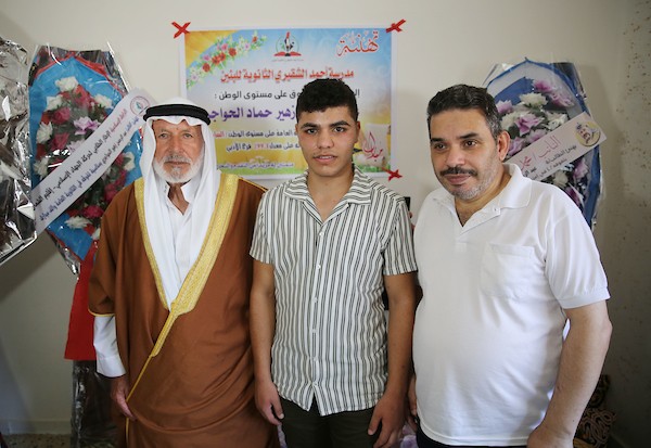 الطالب عبد الرحمن الحواجري والحاصل على نسبة 99.3% في غزة 6.jpg