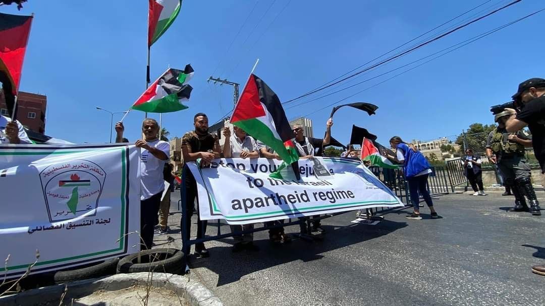 وتزامن وصول بايدن مع وقفة سلمية احتجاجية لنشطاء فلسطينيين قرب مقر الرئاسة وكنيسة المهد، ورفعوا العلم الفلسطيني وصور الصحفية أبو عاقلة. 3.jpg