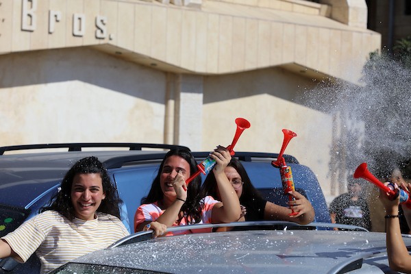 فلسطينيون يحتفلون بعد ظهور نتائج الثانوية العامة في مدينة بيت لحم 9.jpg